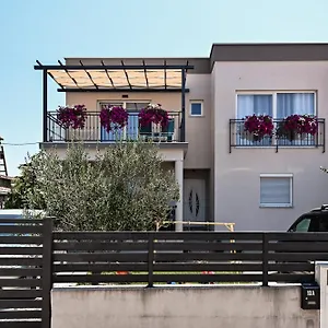 https://aparman-mena.hotelinzadar.com